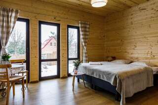 Отели типа «постель и завтрак» Villa Bezycer Gowidlino Двухместный номер с 1 кроватью или 2 отдельными кроватями и террасой-4